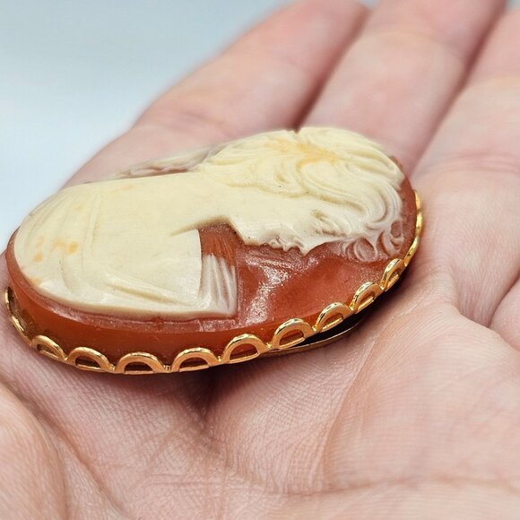 Vintage Carved Cameo Victorian Style Gold-Tone Scallopped Edge Frame Scarf Clip - Picture 8 of 8